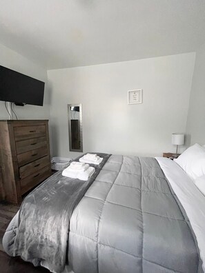 3 bedrooms, desk, iron/ironing board, WiFi