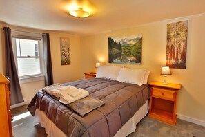 4 bedrooms, desk, iron/ironing board, WiFi