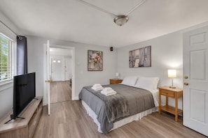 4 bedrooms, desk, iron/ironing board, travel crib - The Bullpen - All Star Baseball Rentals (Oneonta)