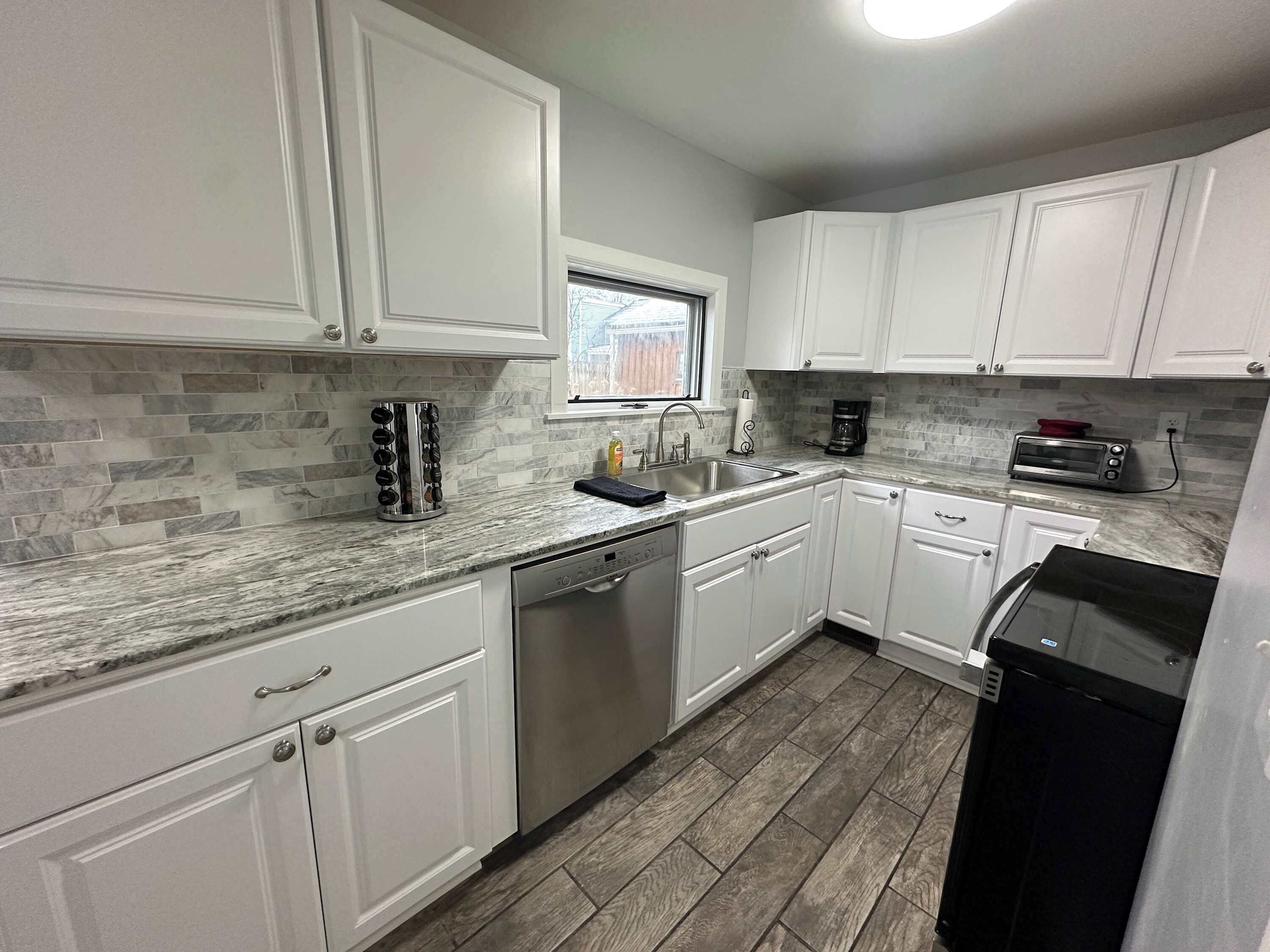 ثلاجة، ميكروويف، فرن، موقد طهي مسطح