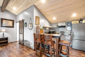 Kühlschrank, Mikrowelle, Herdplatte, Wasserkocher mit Kaffee-/Teezubehör