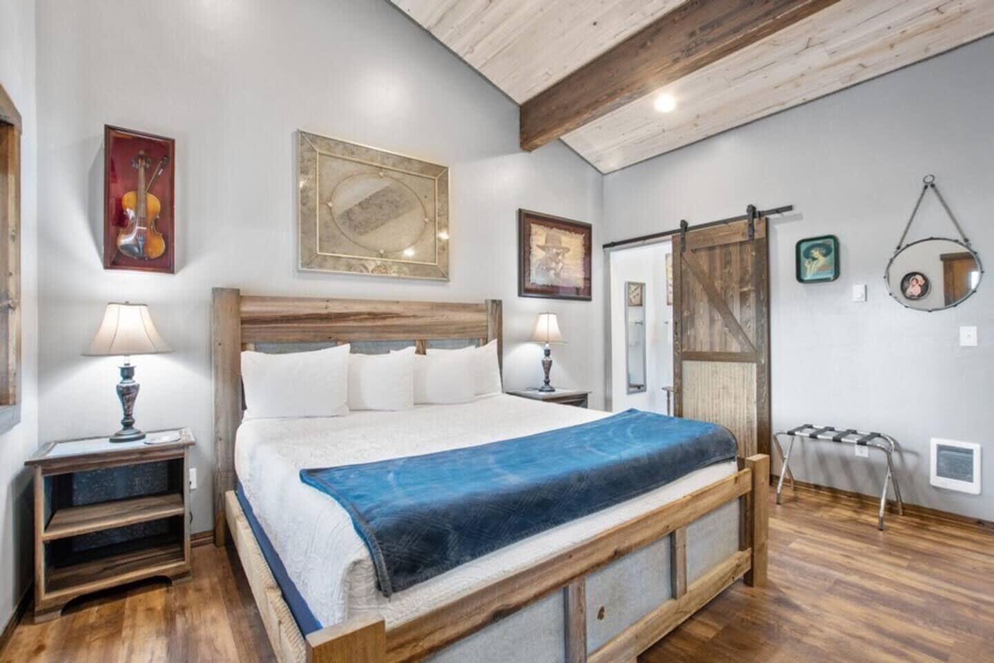 Fer et planche à repasser, lit parapluie, Wi-Fi gratuit, draps fournis