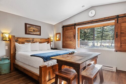 Kims Old West Escape Private Hot Tub by Glacier NP