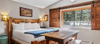 Kim’s Old West Cabin Private Hot Tub Glacier NP
