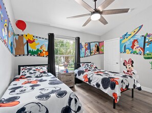 3 chambres, fer et planche à repasser, lit de bébé portatif