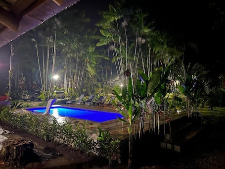 Outdoor pool, pool loungers. Vila Noah Pousada