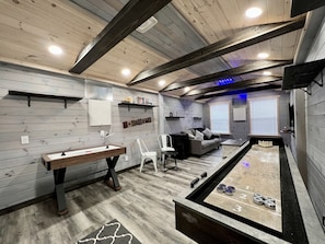 Games room - Copper Kettle Lodge in Cook Forest by Tranquility Retreats (Sigel)