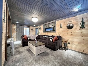 Älytelevisio, takka, videopelejä, DVD-soitin