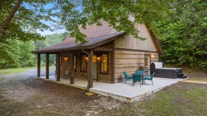 Outdoor dining - 2PM Check In! 5min drive to Downtown Blue Ridge! Hot Tub! Modern/Rustic Cabin! (Blue Ridge)