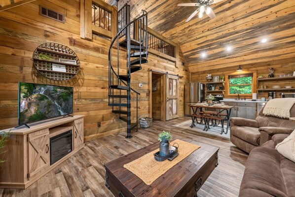 Smart TV, fireplace - 2PM Check In! 5min drive to Downtown Blue Ridge! Hot Tub! Modern/Rustic Cabin! (Blue Ridge)