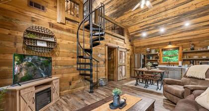 2PM Check In! 5min drive to Downtown Blue Ridge! Hot Tub! Modern/Rustic Cabin!