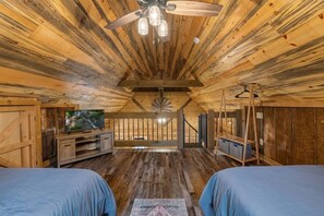 2 bedrooms, iron/ironing board, travel crib, free WiFi - 2PM Check In! 5min drive to Downtown Blue Ridge! Hot Tub! Modern/Rustic Cabin! (Blue Ridge)