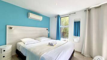 Tabla de planchar con plancha, wifi gratis y ropa de cama