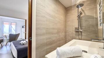 Douche, sĂšche-cheveux, serviettes fournies, savon