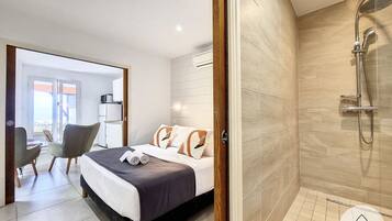 Een strijkplank/strijkijzer, gratis wifi, beddengoed