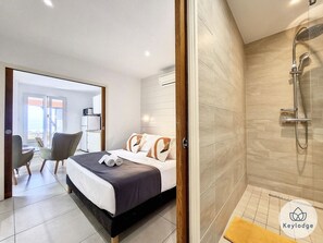 Tabla de planchar con plancha, wifi gratis y ropa de cama