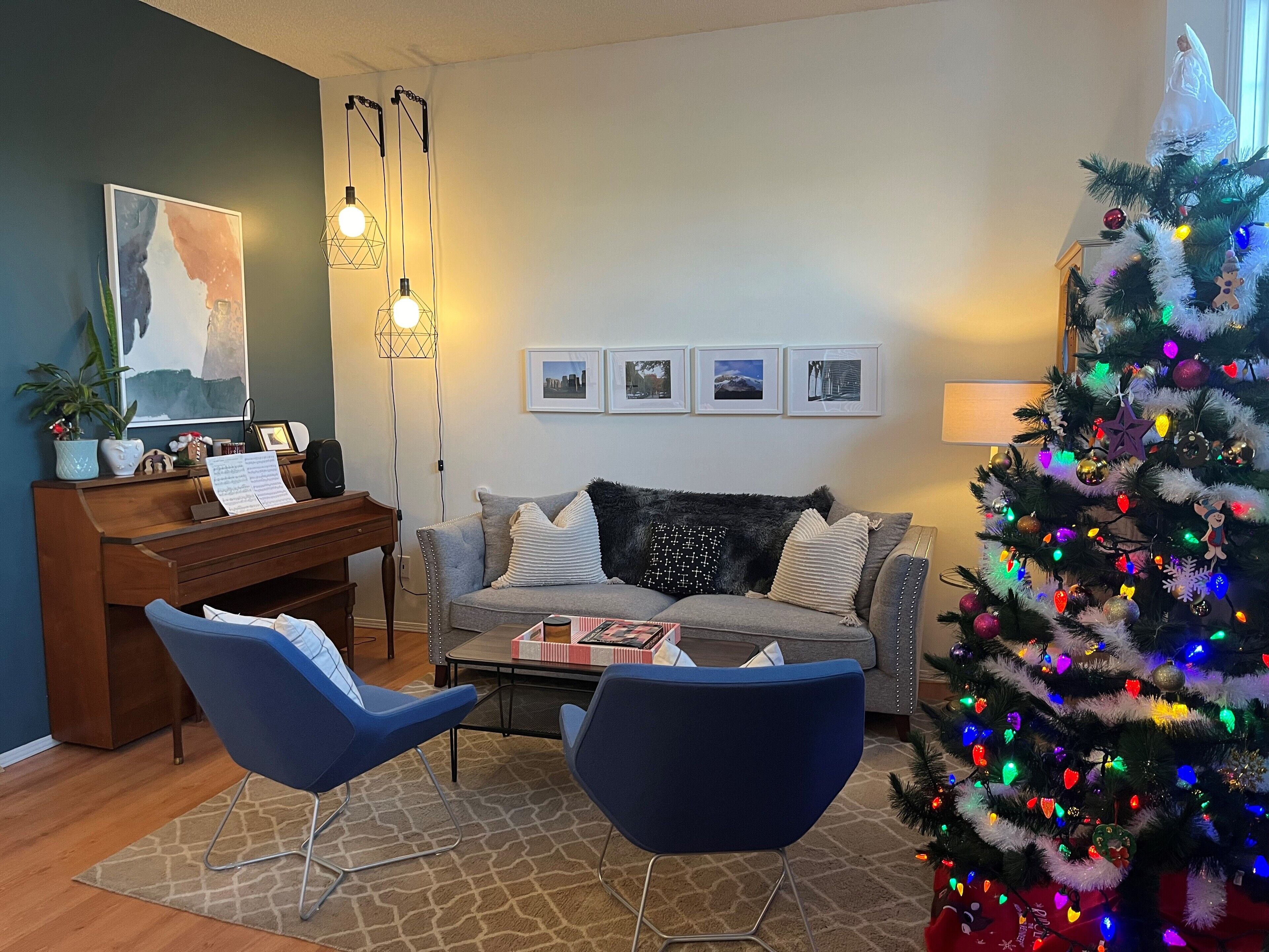 Téléviseur connecté, foyer, lecteur de DVD, livres