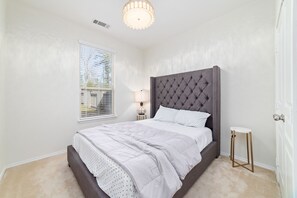 4 habitaciones, caja de seguridad en la habitación y escritorio 