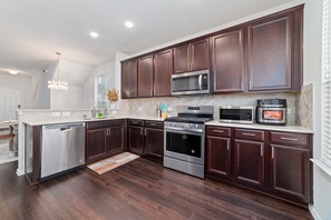 Refrigerador, microondas, horno, placa de cocina