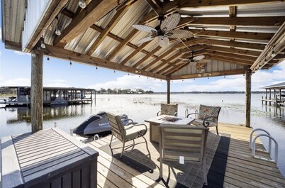 Beautiful Sunsets with Pool & Dock on Lake Weir 
