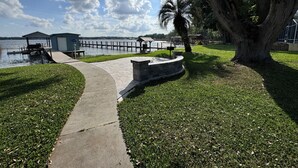 Um parque à beira-mar com uma passarela, um cais e um pequeno pavilhão.