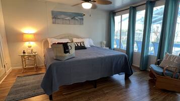 3 habitaciones, escritorio y tabla de planchar con plancha