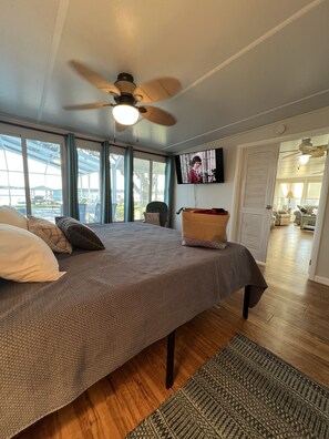 3 bedrooms, desk, iron/ironing board, travel crib