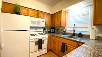 Geladeira, micro-ondas, fogão, cooktop