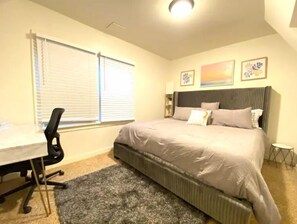 2 bedrooms, desk, iron/ironing board, travel crib - Hillside 2 Bedroom Apartment In Portland (Portland)