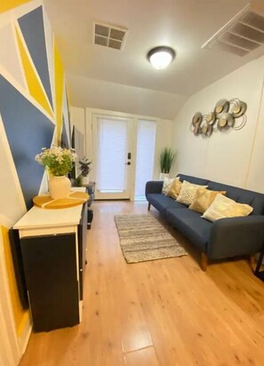 Smart TV - Sky in Portland Studio-Apartment across from OHSU (Portland)