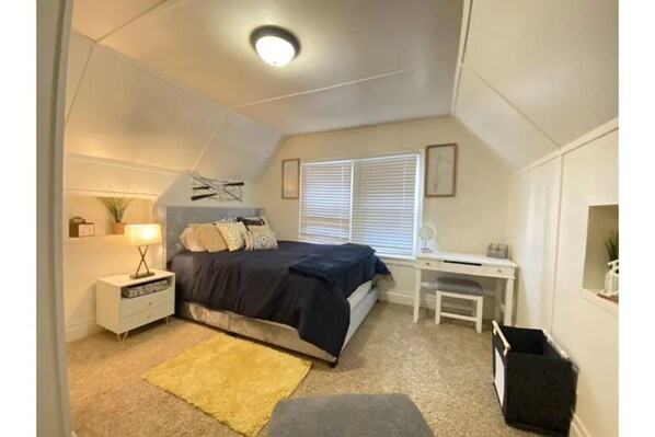 1 quarto, escrivaninha, ferros/tábuas de passar roupa, berço de viagem