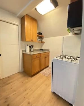 Fridge, microwave, oven, stovetop - Sky in Portland Studio-Apartment across from OHSU (Portland)