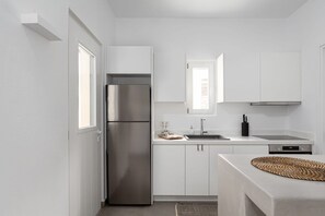 Refrigerador, horno, placa de cocina, cafetera/tetera