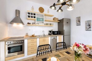 Fridge, oven, stovetop, dishwasher