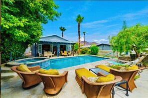 Una piscina al aire libre, una piscina climatizada