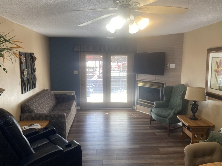 Carr's Cottages Suites 12 & 14 - Gatlinburg, TN