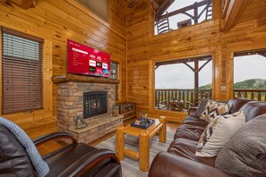 Smart TV, table football, books - Winter Special! Amazing Views! Hot Tub/King Bed/Pool Table/Foosball Table (Sevierville)