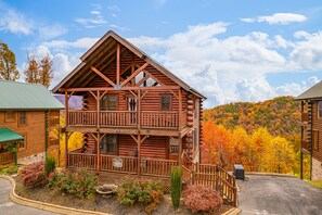 Exterior - Winter Special! Amazing Views! Hot Tub/King Bed/Pool Table/Foosball Table (Sevierville)