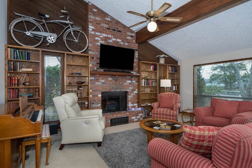 Large Spacious Family Home in the Heart of Seaside, Walk to Beach!