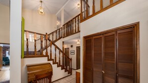 Eine Treppe mit Holzgeländern und einem Klavier im Vordergrund.