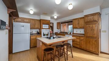 Fridge, oven, stovetop, dishwasher