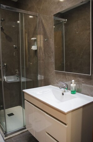 Comfort Suite | Bathroom | Shower, rainfall showerhead, towels, soap