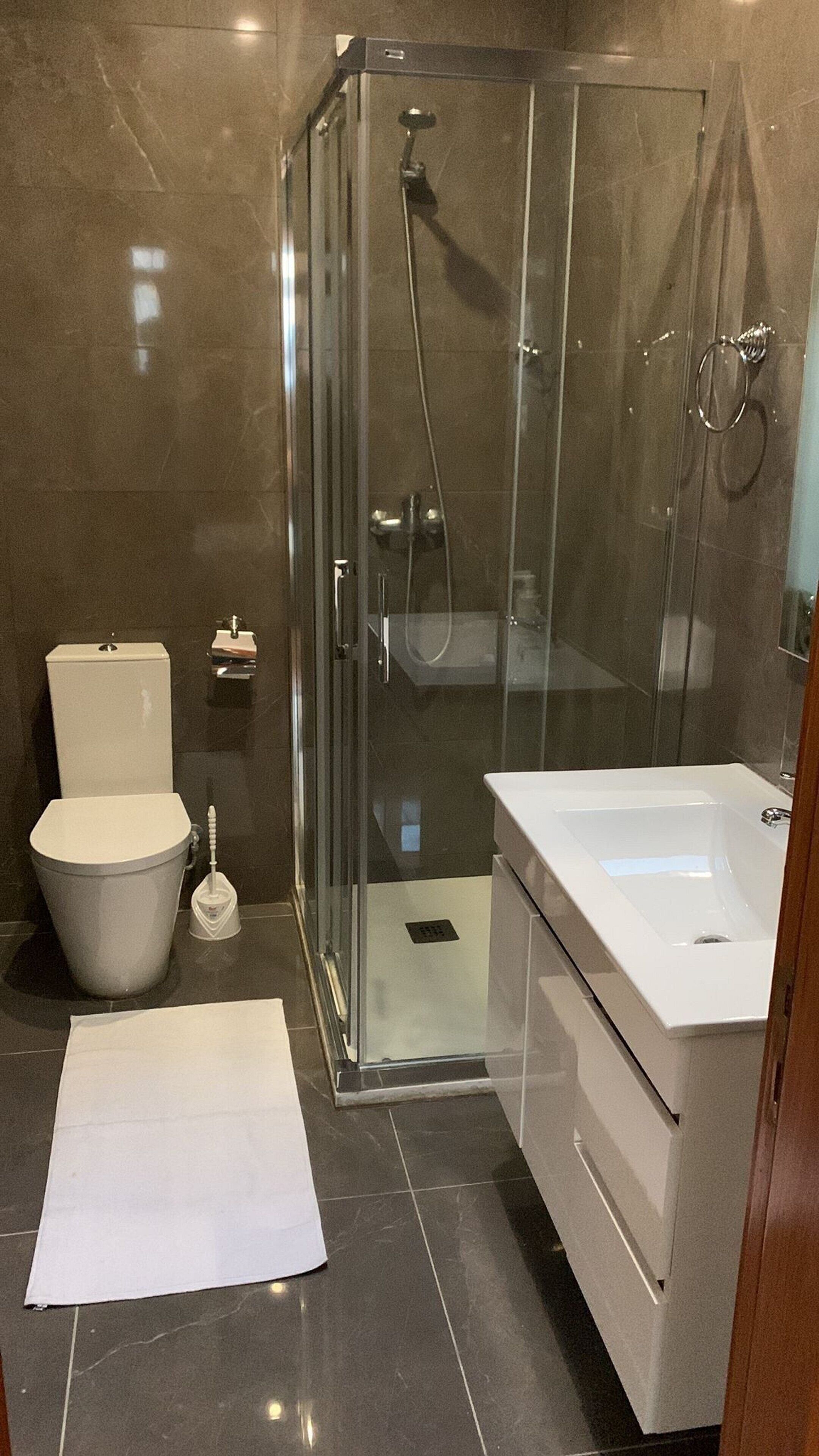 Family Quadruple Room | Bathroom | Shower, rainfall showerhead, towels, soap