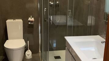 Family Quadruple Room | Bathroom | Shower, rainfall showerhead, towels, soap