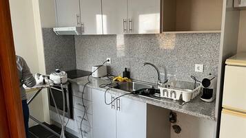 Family Quadruple Room | Private kitchen | Fridge, microwave, cookware/dishes/utensils