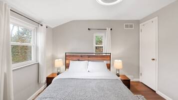 3 habitaciones, escritorio, tabla de planchar con plancha y wifi gratis