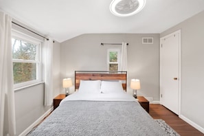3 bedrooms, desk, iron/ironing board, free WiFi