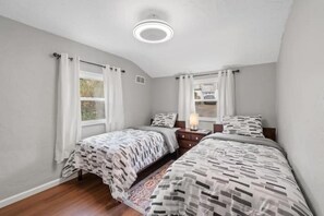 3 bedrooms, desk, iron/ironing board, free WiFi - Modern 3 Bedroom Townhome Close to Downtown (Pittsburgh)