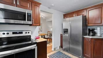Refrigerador, microondas, horno y parrilla de estufa