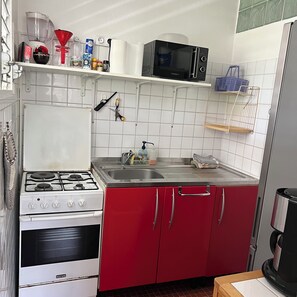 Kühlschrank, Mikrowelle, Ofen, Wasserkocher mit Kaffee-/Teezubehör